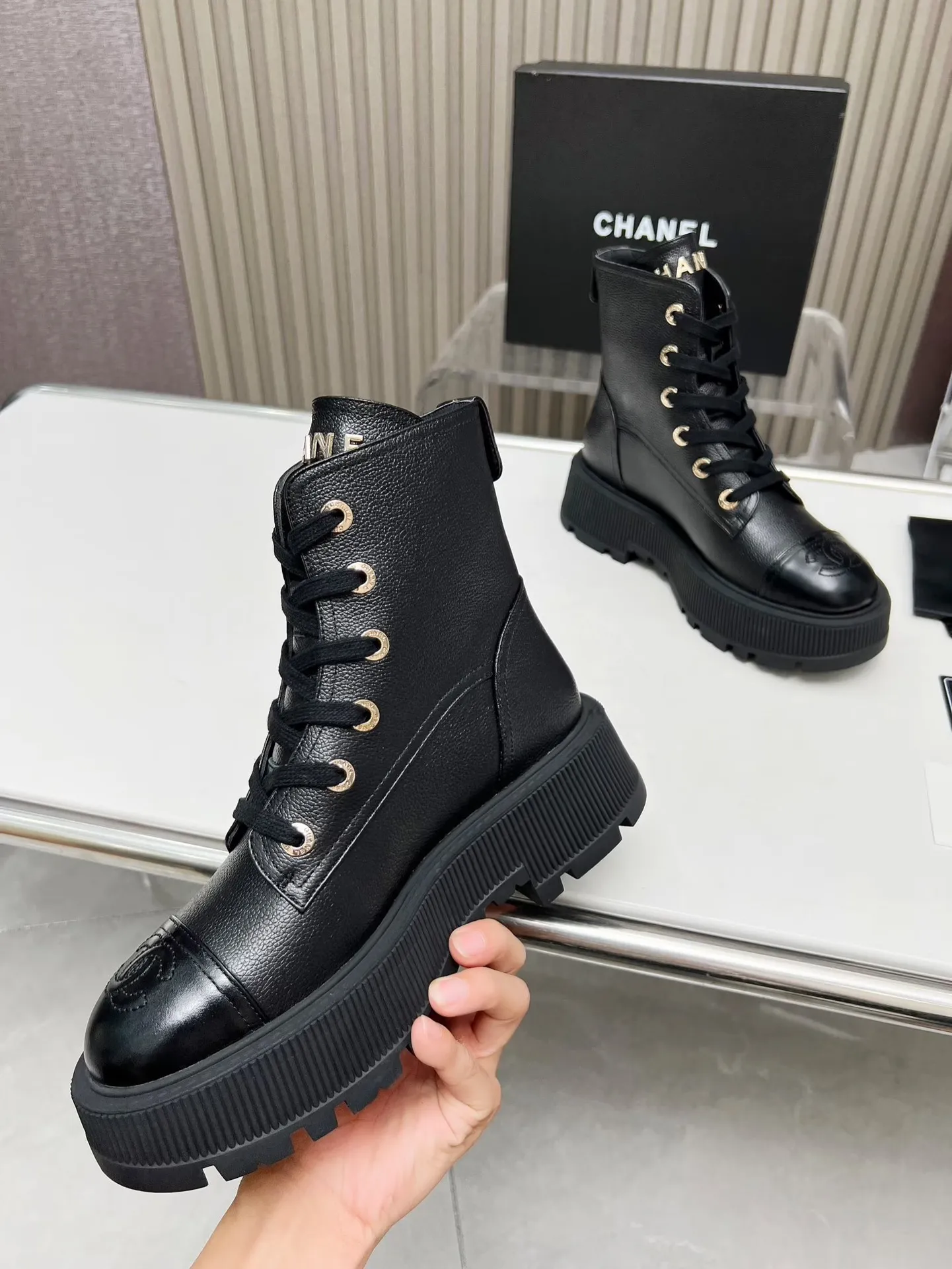 👟👟Ex-factory price 560👟👟 Women's shoes, women's clothing, autumn and winter new Chanel Chanel ankle boots original model opening✅ strap design is super easy to put on and take off, the toe logo is electro-embroidered, the tongue is also a metal brand logo, fabric: special material, lining/foot pad: cow lining, ultra-light rubber non-slip and wear-resistant outsole, color: black, white, blue, code number: 34-41 (34, 41) Need to be customized) Packaging: bag card